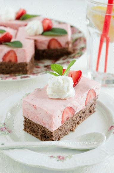 Zdjęcie - Ciasto z pianką truskawkową - Przepisy kulinarne ze zdjęciami