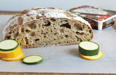 Zdjęcie - Chleb z cukinią na zakwasie żytnim - Przepisy kulinarne ze zdjęciami