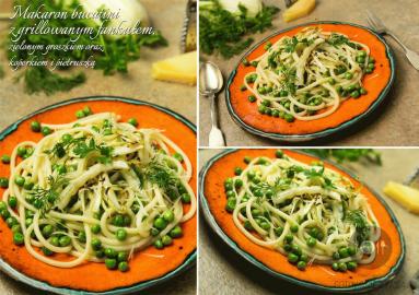 Zdjęcie - Makaron bucatini z grillowanym fankułem, zielonym groszkiem oraz  koperkiem i pietruszką - Przepisy kulinarne ze zdjęciami