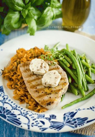 Zdjęcie - Steki z tuńczyka z masłem pomarańczowo-sardelowym i paprykowym ryżem - Przepisy kulinarne ze zdjęciami