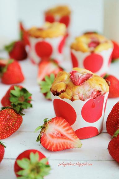 Zdjęcie - Muffiny z truskawkami i ricottą - Przepisy kulinarne ze zdjęciami