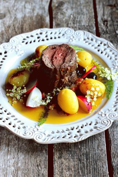 Zdjęcie - Stek z polędwicy wołowej z ciepłym winegretem i młodymi ziemniakami - Przepisy kulinarne ze zdjęciami