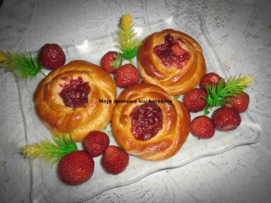 Zdjęcie - Drożdżówki [ z olejem rzepakowym] z masą rabarbarowo-truskawkową - Przepisy kulinarne ze zdjęciami