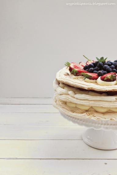 Zdjęcie - Bezowy tort cytrynowy z truskawkami - Przepisy kulinarne ze zdjęciami
