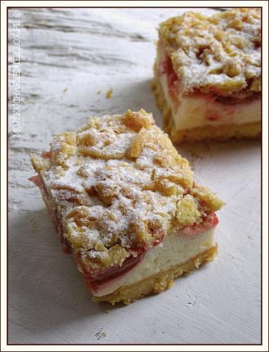 Zdjęcie - Kruche ciasto z truskawkami i budyniową pianką - Przepisy kulinarne ze zdjęciami