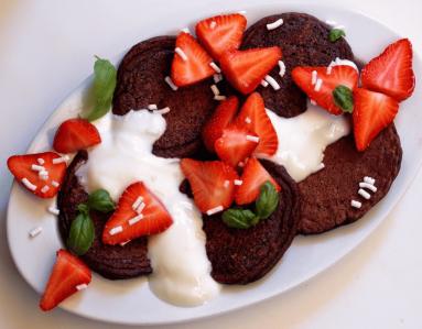 Zdjęcie - Placuszki czekoladowo-migdałowe z truskawkami - Przepisy kulinarne ze zdjęciami