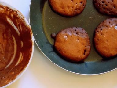 Zdjęcie - Placuszki czekoladowo-migdałowe z truskawkami - Przepisy kulinarne ze zdjęciami