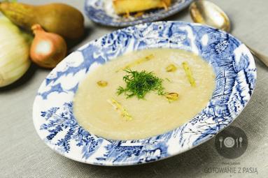 Zdjęcie - Zupa fenkułowo-gruszkowa z rulonikami z pieczywa tostowego z masłem  koperkowym - Przepisy kulinarne ze zdjęciami