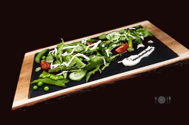 Zdjęcie - Zielona sałatka z pomidorkami i kruszonym bundzem oraz sosem  śmietankowym na bazie bryndzy i kminku - Przepisy kulinarne ze zdjęciami