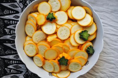 Zdjęcie - Zapiekanka z cukinii, bobu i ziemniaków z sosem serowo-koperkowym - Przepisy kulinarne ze zdjęciami