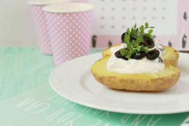Zdjęcie - Ziemniaki faszerowane fetą i czarnymi oliwkami - Przepisy kulinarne ze zdjęciami