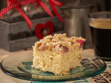 Zdjęcie - Ciasto drożdżowe z rabarbarem - Przepisy kulinarne ze zdjęciami