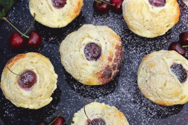 Zdjęcie - Muffinki z serem i czereniami - Przepisy kulinarne ze zdjęciami