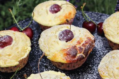 Zdjęcie - Muffinki z serem i czereniami - Przepisy kulinarne ze zdjęciami