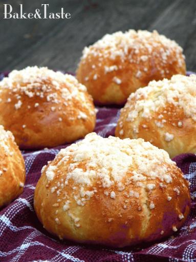 Zdjęcie - Drożdżówki z malinami / z truskawkami i kruszonką - Przepisy kulinarne ze zdjęciami