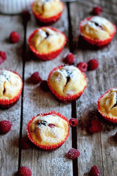 Zdjęcie - Muffinki czekoladowo-serowe z malinami - Przepisy kulinarne ze zdjęciami