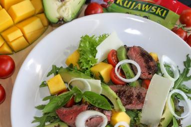 Zdjęcie - Sałatka z mango, awokado i wołowiną - Przepisy kulinarne ze zdjęciami