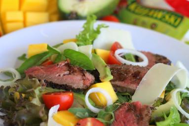 Zdjęcie - Sałatka z mango, awokado i wołowiną - Przepisy kulinarne ze zdjęciami