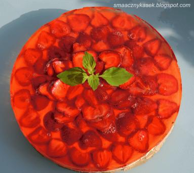 Zdjęcie - Truskawkowy tort z kremem z kaszy manny - Przepisy kulinarne ze zdjęciami