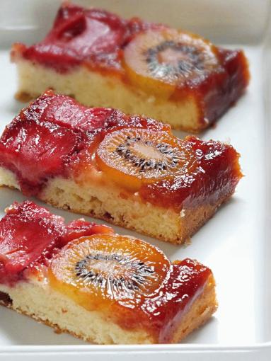 Zdjęcie - odwrócone ciasto z truskawkami i kiwi - Przepisy kulinarne ze zdjęciami