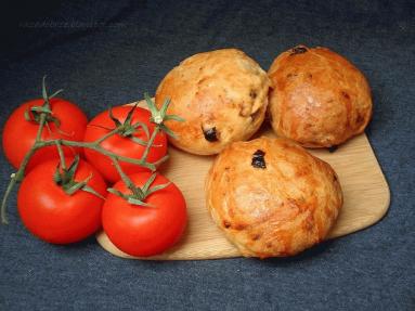 Zdjęcie - Wakacje! I bułeczki z suszonymi pomidorami i bazylią - Przepisy kulinarne ze zdjęciami