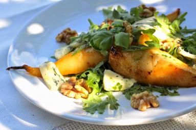Zdjęcie - Sałatka z karmelizowaną gruszką i serem z niebieską pleśnią - Przepisy kulinarne ze zdjęciami