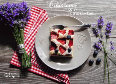 Zdjęcie - Orkiszowe ciasto z truskawkami na lato - Przepisy kulinarne ze zdjęciami