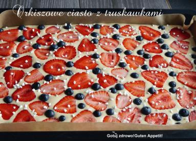 Zdjęcie - Orkiszowe ciasto z truskawkami na lato - Przepisy kulinarne ze zdjęciami