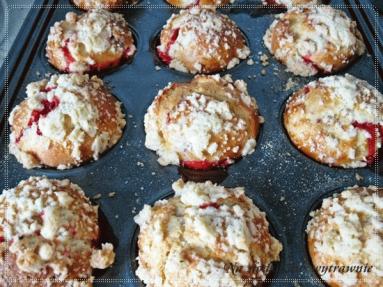 Zdjęcie - Drożdżowe muffiny z truskawkami - Przepisy kulinarne ze zdjęciami