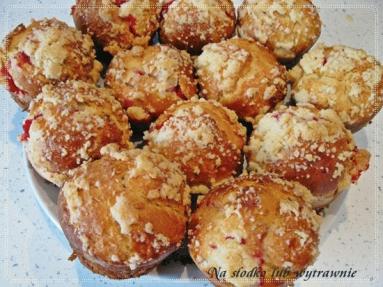 Zdjęcie - Drożdżowe muffiny z truskawkami - Przepisy kulinarne ze zdjęciami