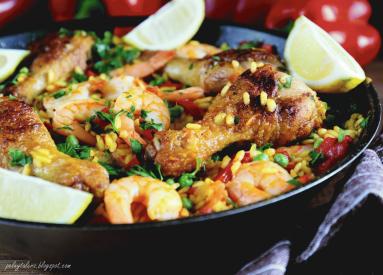 Zdjęcie - Paella z krewetkami i kurczakiem (Paella de camarones y pollo) - Przepisy kulinarne ze zdjęciami