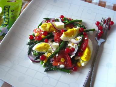 Zdjęcie - Sałatka ze szparagami, jajkiem, serem korycińskim i.... czerwonymi  porzeczkami - Przepisy kulinarne ze zdjęciami