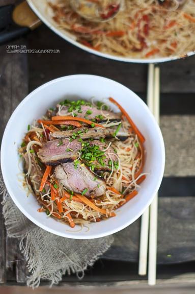 Zdjęcie - Makaron ryżowy z kaczką w azjatyckim stylu. (Rice noodles with Asian-style duck) - Przepisy kulinarne ze zdjęciami