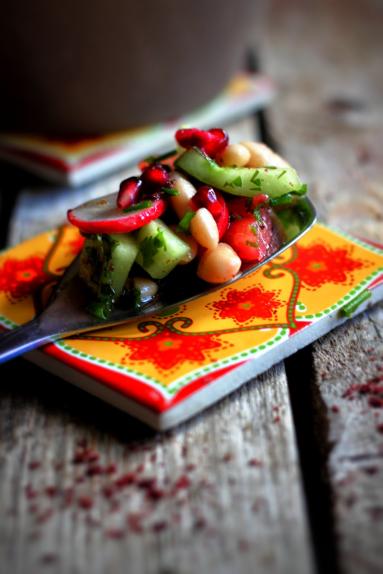 Zdjęcie - Sałatka bliskowschodnia z ziołowym dressingiem - Przepisy kulinarne ze zdjęciami