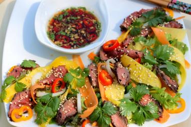 Zdjęcie - Azjatycka sałatka z grillowaną wołowiną - Przepisy kulinarne ze zdjęciami