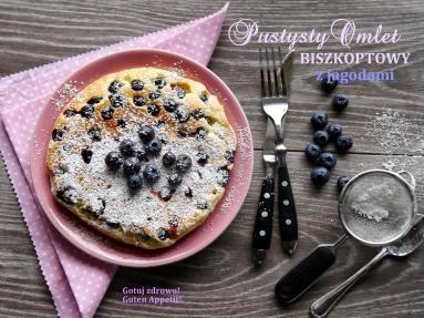 Zdjęcie - Puszysty omlet biszkoptowy z jagodami - pyszny - Przepisy kulinarne ze zdjęciami