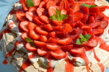 Zdjęcie - Biała Pavlova z truskawkami - Przepisy kulinarne ze zdjęciami