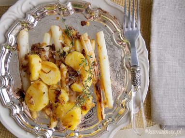 Zdjęcie - Smażone młode ziemniaki ze szparagami i tymiankiem / Pan roasted potatoes and asparagus with thyme - Przepisy kulinarne ze zdjęciami