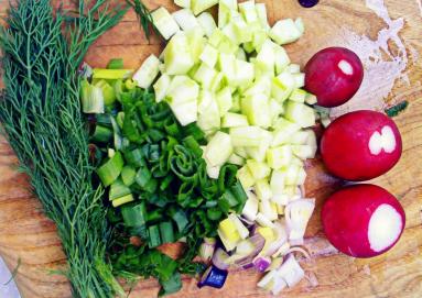 Zdjęcie - Chłodnik kalafiorowy ze świeżymi warzywami - Przepisy kulinarne ze zdjęciami