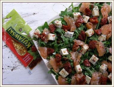 Zdjęcie - Sałatka z rukoli z łososiem, serem pleśniowym i suszonymi pomidorami - Przepisy kulinarne ze zdjęciami