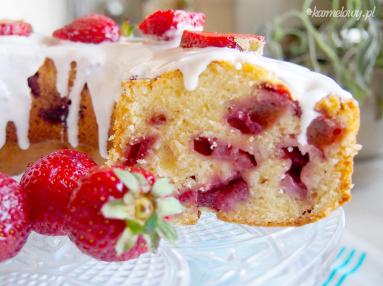 Zdjęcie - Babka jogurtowa z truskawkami / Strawberry yogurt bundt cake - Przepisy kulinarne ze zdjęciami