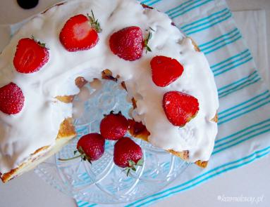 Zdjęcie - Babka jogurtowa z truskawkami / Strawberry yogurt bundt cake - Przepisy kulinarne ze zdjęciami