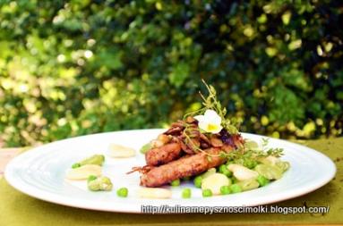 Zdjęcie - schab grillowany pod pierzynką pieczarkowo-cebulową na sałatce z roślin strączkowych - Przepisy kulinarne ze zdjęciami