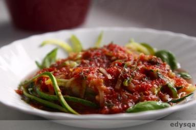 Zdjęcie - Sphagetti z cukinii z sosem pomidorowym - dieta E. Dąbrowskiej - Przepisy kulinarne ze zdjęciami