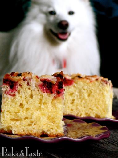 Zdjęcie - Ciasto drożdżowe z malinami i kruszonką - Przepisy kulinarne ze zdjęciami