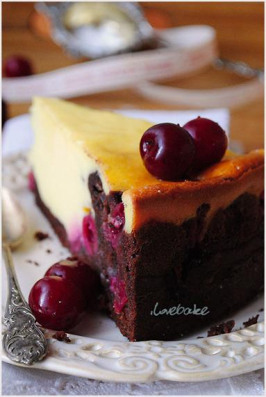 Zdjęcie - Sernik na wiśniowym brownie – przepis - Przepisy kulinarne ze zdjęciami