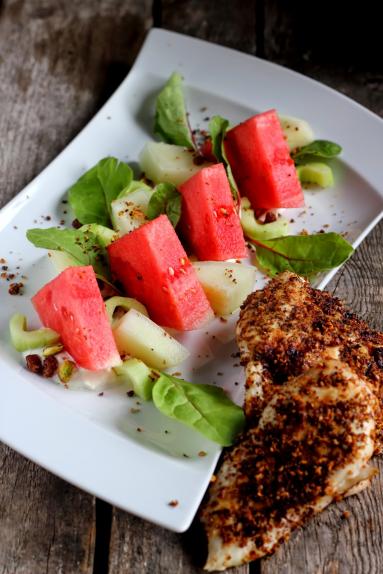 Zdjęcie - Kurczak dukka podany z sałatką z arbuza, melona i ogórka na sosie tahini - Przepisy kulinarne ze zdjęciami