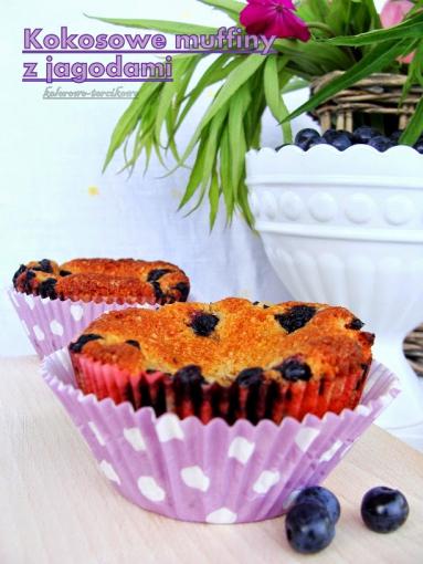Zdjęcie - Kokosowe muffiny z jagodami ( Lubelski kociołek VII ) - Przepisy kulinarne ze zdjęciami