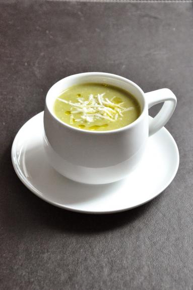 Zdjęcie - Krem z zielonego groszku z Pecorino oraz oliwą truflową - Przepisy kulinarne ze zdjęciami