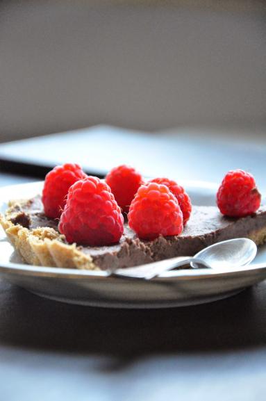 Zdjęcie - Szybka tarta z kremem czekoladowym i malinami - Przepisy kulinarne ze zdjęciami
